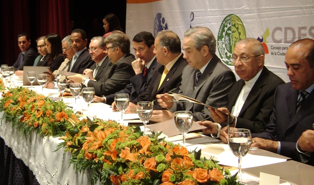 Fundación participa como testigo en firma de “Compromiso Santiago 2010-2016”