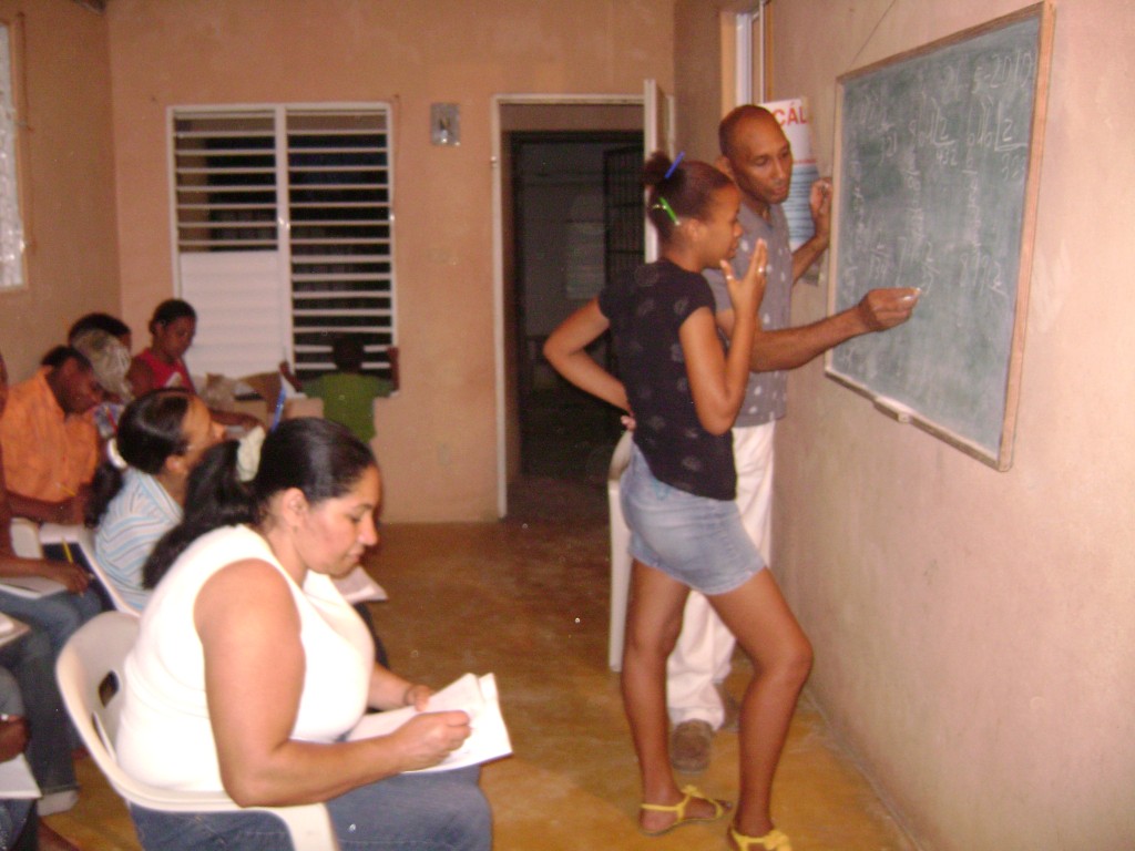 El profesor explica a una de las alumnas.