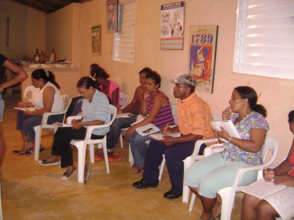 Parte las personas que realizan el curso de alfabetización.