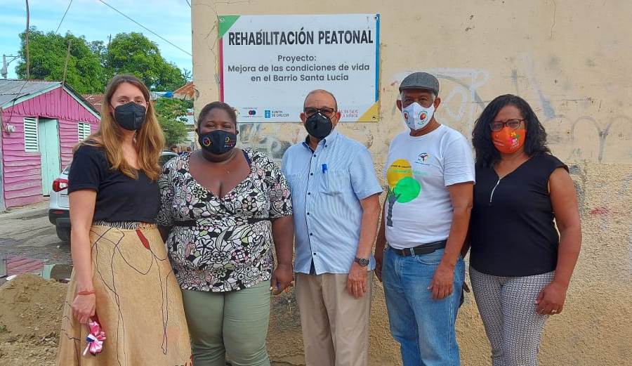 Entrega de peatonales rehabilitados a la comunidad de Santa Lucía