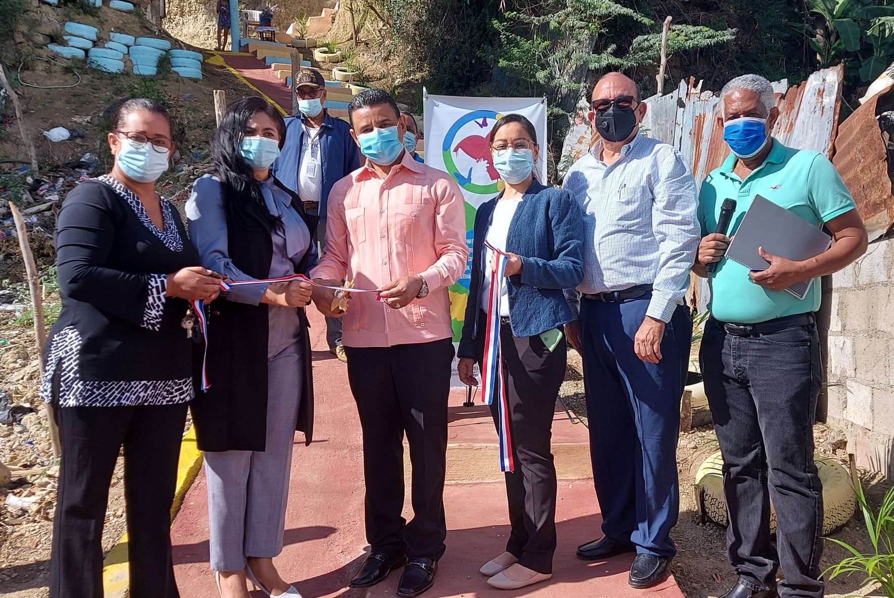 Inauguran peatonales para mejorar el acceso de habitantes en barrio Santa Lucía en Santiago