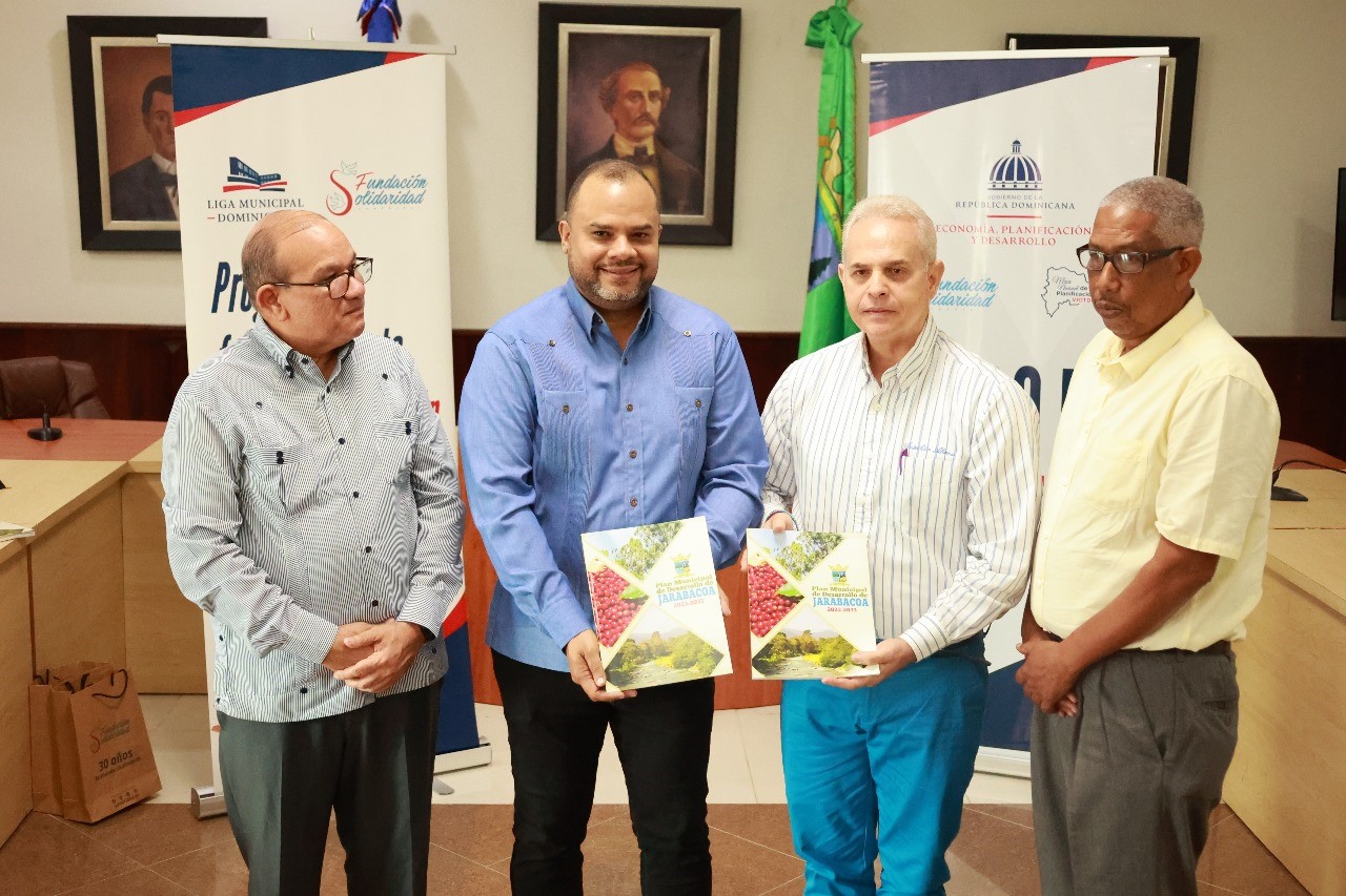 Autoridades entrantes y salientes de Jarabacoa reciben Plan Municipal de Desarrollo 2023-2033