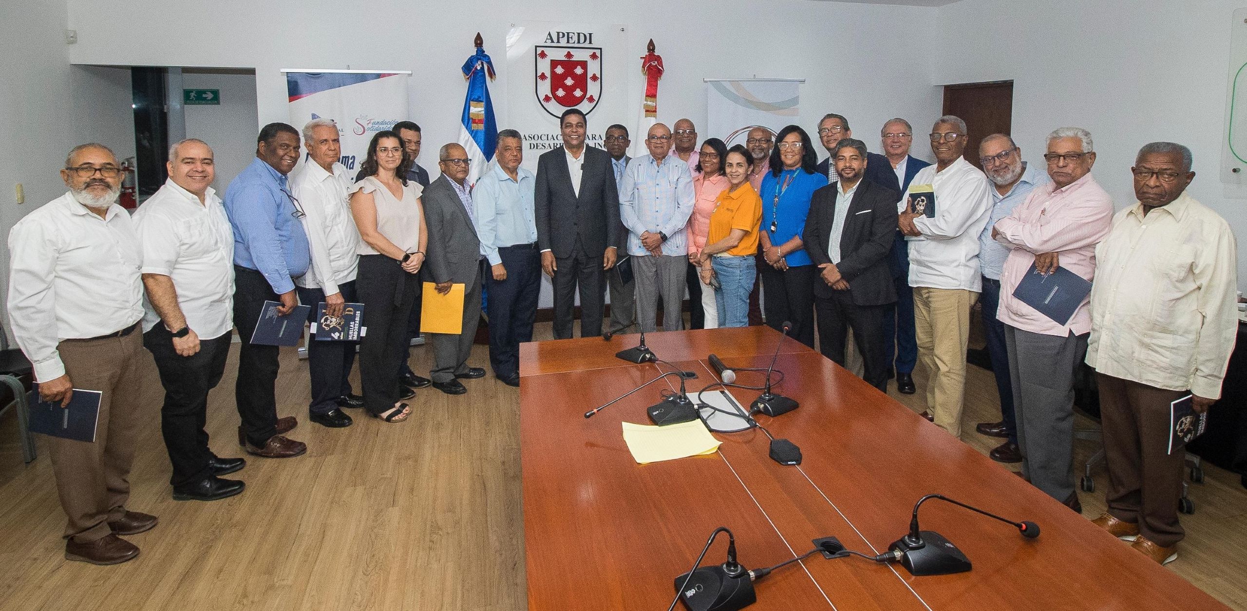 Foto de familia del publico participante en el Conversatorio.