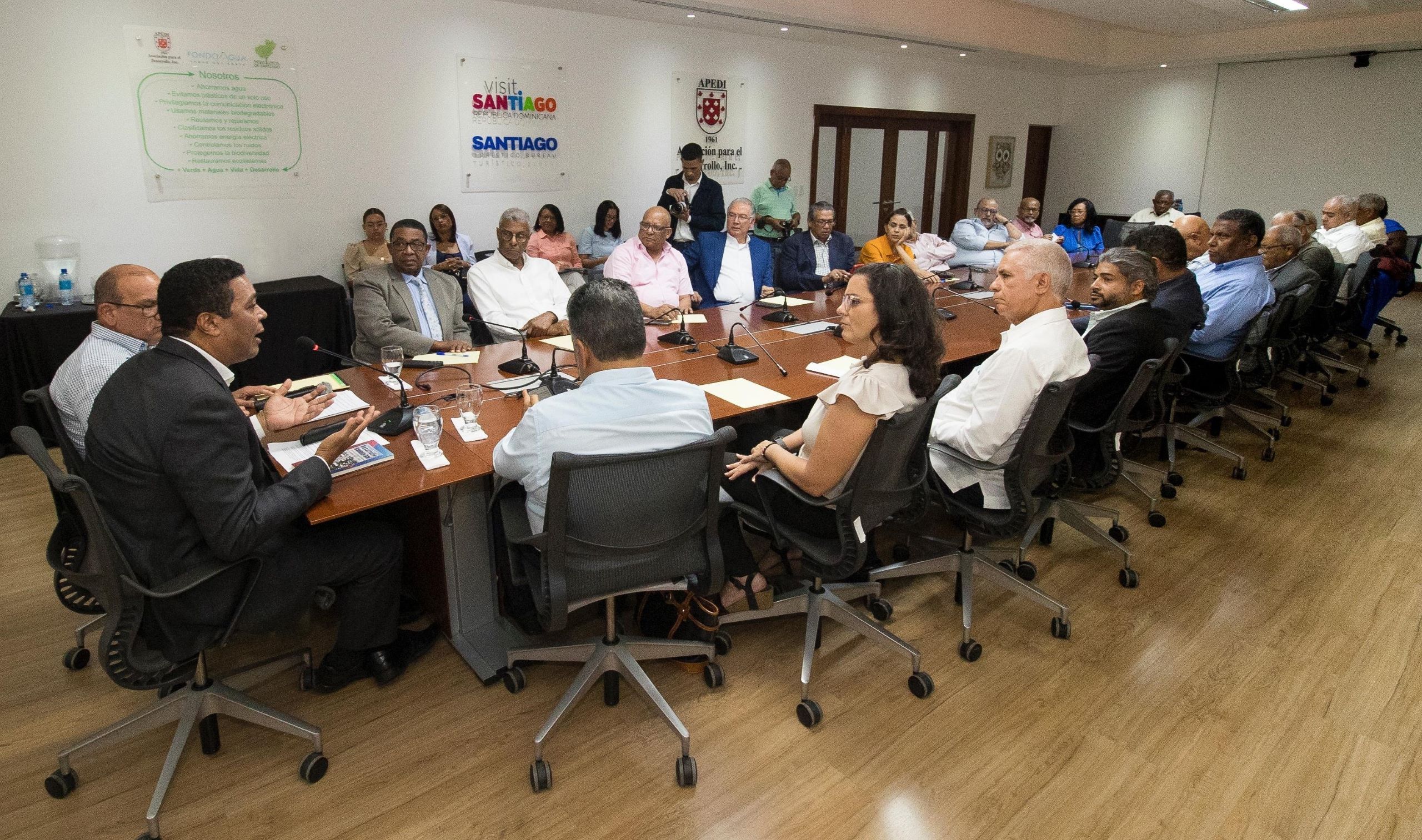 Vista general de los participantes en el “Descentralización del Estado y Desarrollo Local en República Dominicana”.