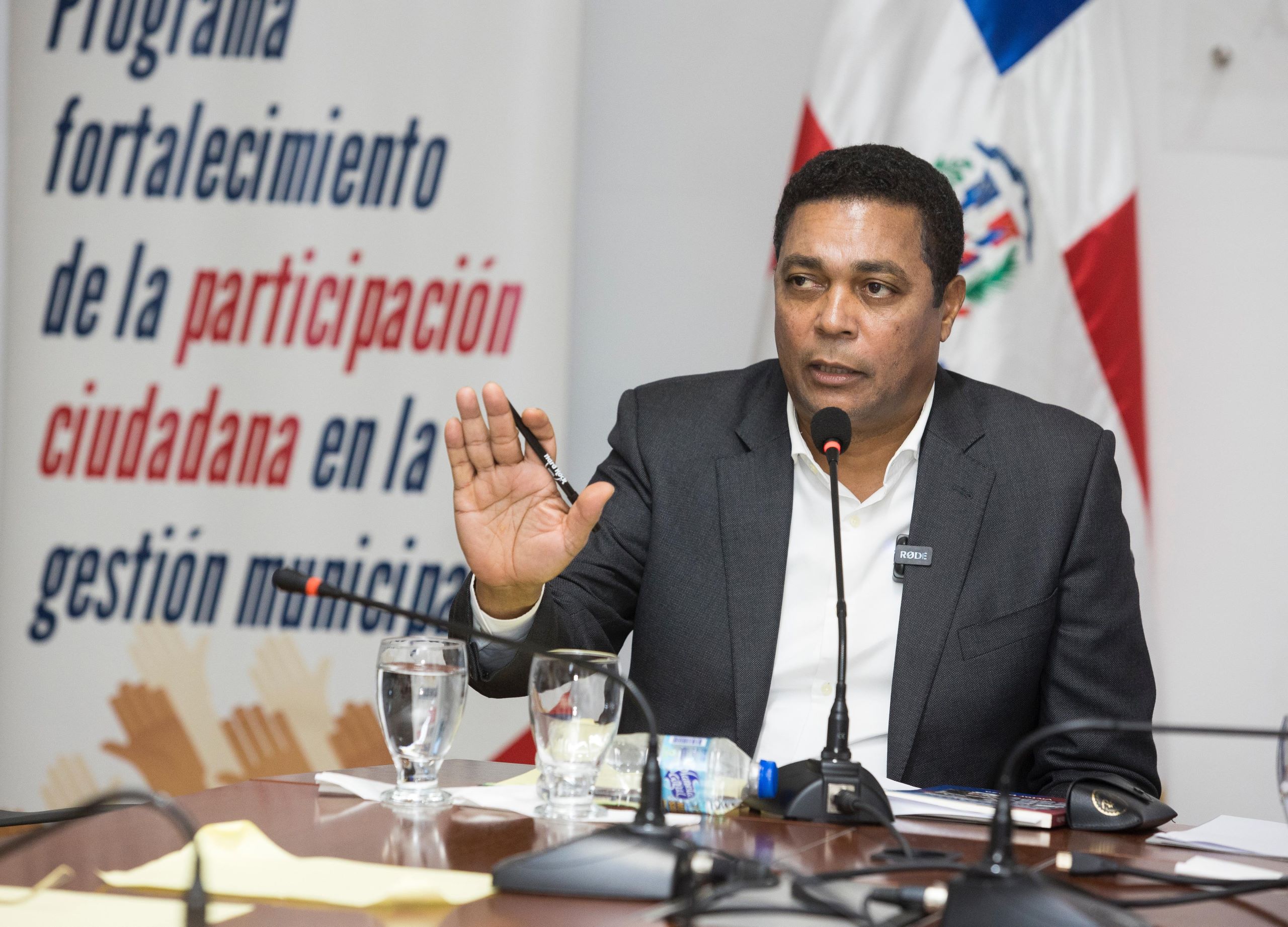 Víctor D’Aza, presidente de la Liga Municipal Dominicana (LMD), mientras desarrollaba su exposición.