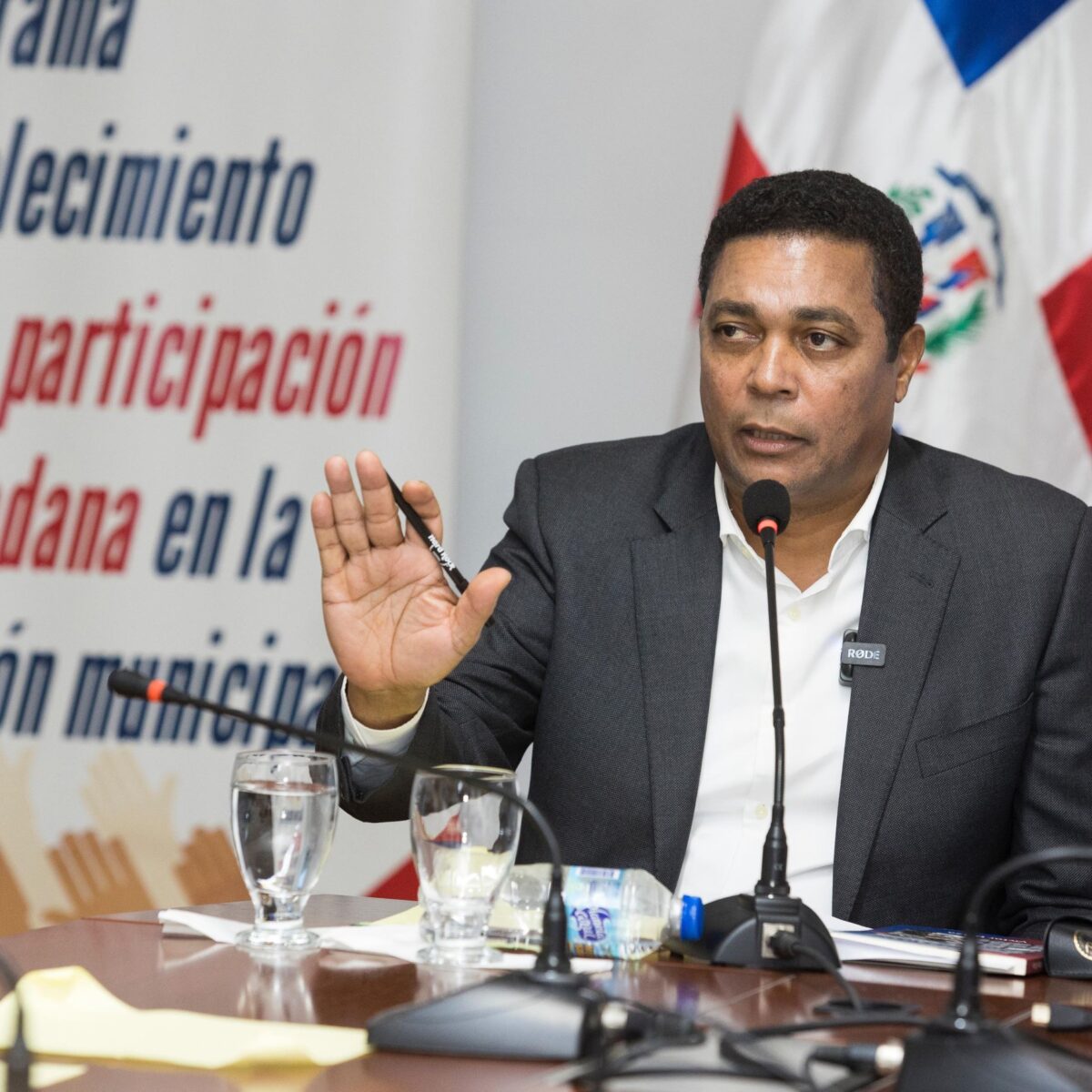 Víctor D’Aza, presidente de la Liga Municipal Dominicana (LMD), mientras desarrollaba su exposición.