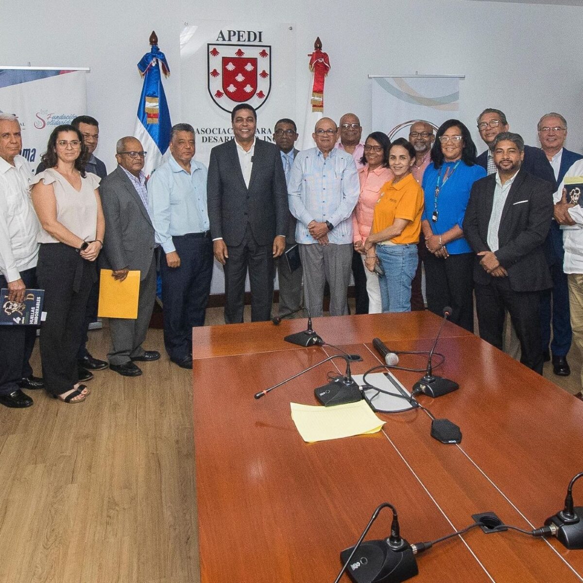 Foto de familia del publico participante en el Conversatorio.