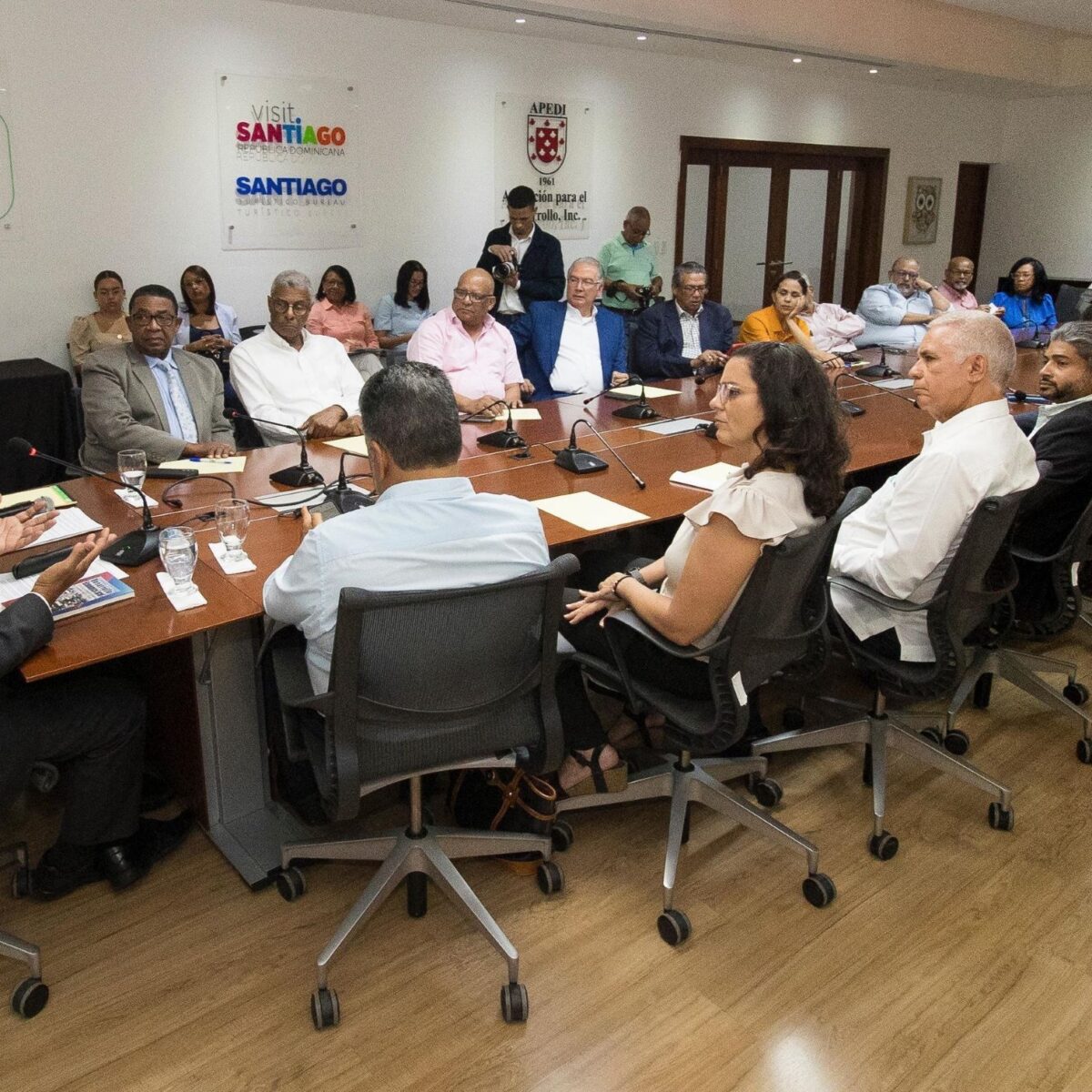 Vista general de los participantes en el “Descentralización del Estado y Desarrollo Local en República Dominicana”.